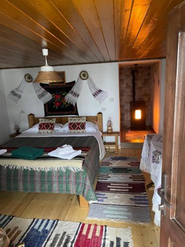 Ένα ή περισσότερα κρεβάτια σε δωμάτιο στο Căsuța Floarea Reginei