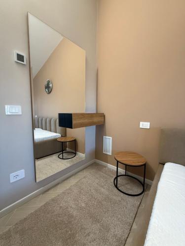 une chambre avec un miroir et un lit dans l'établissement Hana Luxury Rooftop Milano Nord, à Cinisello Balsamo