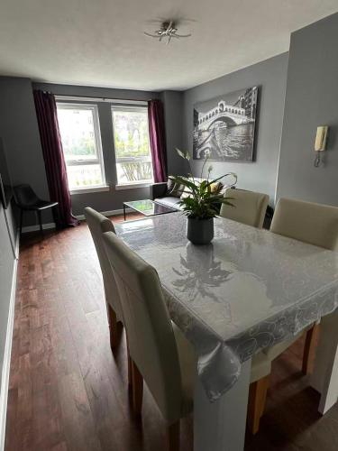 Foto Two bedroom flat close to meadows with free parking by parking permit 4