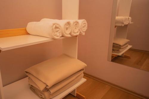 un montón de toallas en un estante en un baño en Casa Lago Argentino, en El Calafate