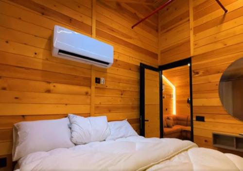 Giường trong phòng chung tại Orange Resort