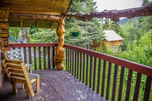 Un balcón o terraza de Midnight Sun Log Cabins