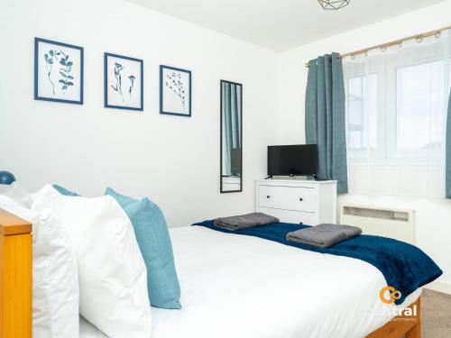 Ένα ή περισσότερα κρεβάτια σε δωμάτιο στο Bellfield - Walk away from Dundee University - 2 Bedrooms - 2 Bathrooms - 2 King Beds - Smart TVs - Fully Equipped - Parking - Close to City Centre - CENTRAL SERVICED APARTMENTS x CENTRAL SHORT LETS