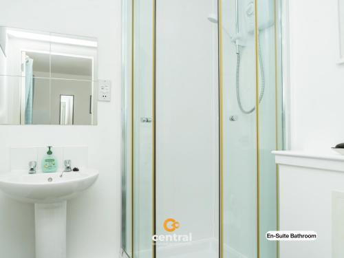 Ένα μπάνιο στο Bellfield - Walk away from Dundee University - 2 Bedrooms - 2 Bathrooms - 2 King Beds - Smart TVs - Fully Equipped - Parking - Close to City Centre - CENTRAL SERVICED APARTMENTS x CENTRAL SHORT LETS