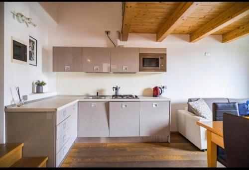 Una cocina o cocineta en P&P Suite Tiraboschi