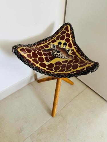 a giraffe print chair sitting in a room at Große 2 Ferienwohnung Gästehaus NEUBAU Merzig 100 m2 in Merzig