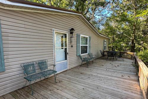 New ConcordKentucky Lakeside Home with Deck - 20 Mi to LBL!的相册照片