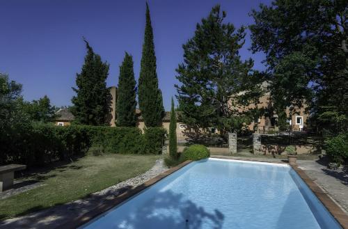 una piscina en el patio de una casa en Le Barry, en Tulette