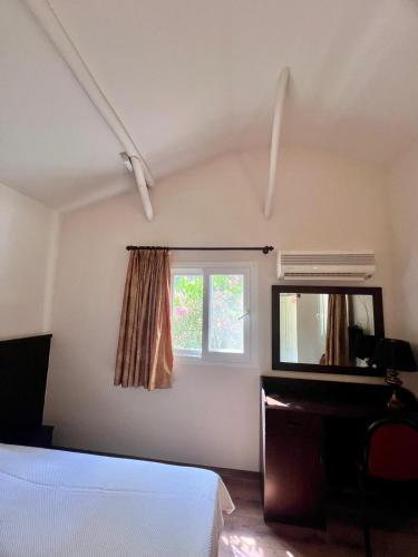 Кровать или кровати в номере Rainbow Bay Ozdere Nature and Beach Hotel