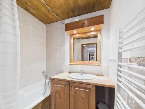 een badkamer met een wastafel en een ligbad bij Chalet 4 pièces centre station, parking inclus - FR-1-398-591 in La Rosière