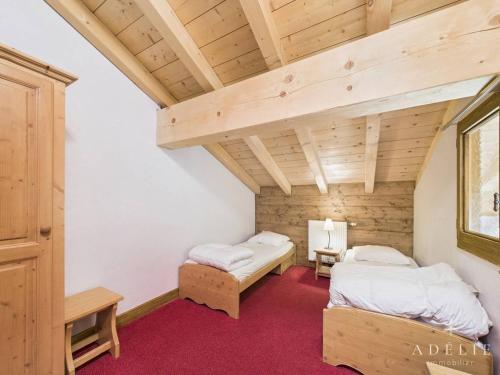 2 bedden in een kamer met houten plafonds bij Chalet 4 pièces centre station, parking inclus - FR-1-398-591 in La Rosière