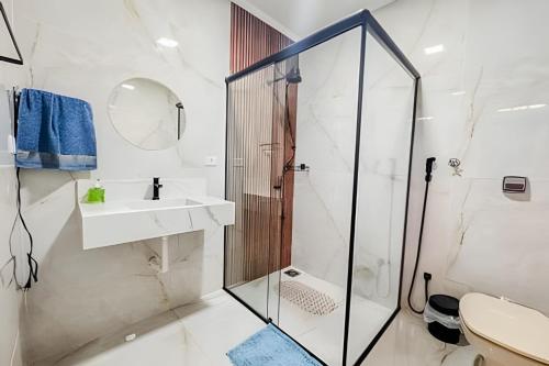 Bilik mandi di Casa completa, 3 quartos com ar e 2 vagas