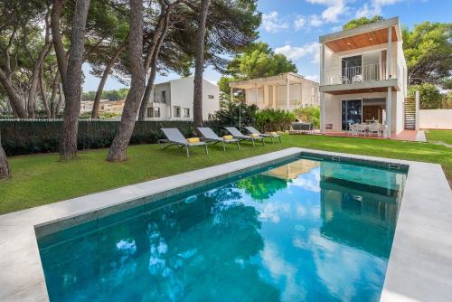 una piscina en el patio trasero de una casa en Villamar - Stunning Beachfront Villa with Private Pool, en Puerto de Alcudia