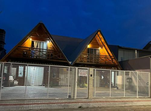 une maison avec un toit en gambrel dans l'établissement Canto Gira Sol - Estúdio Borboleta, à Penha
