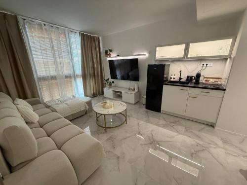 Η κουζίνα ή μικρή κουζίνα στο Danube Luxury Apartment Eurovea 24h Self Check-In