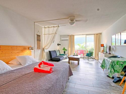 Un pat sau paturi într-o cameră la Studio Confortable avec Piscine et Wi-Fi Proche Plage - FR-1-734-22