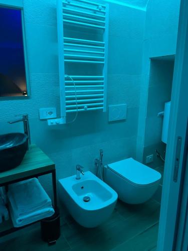 une salle de bain bleue avec un lavabo et des toilettes dans l'établissement Claustro Segreto - ALTAMURA, à Altamura