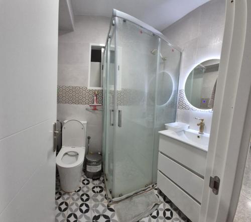 バレンシアにあるValencia Centro 3 compartidoのシャワー、トイレ、洗面台を備えたバスルーム