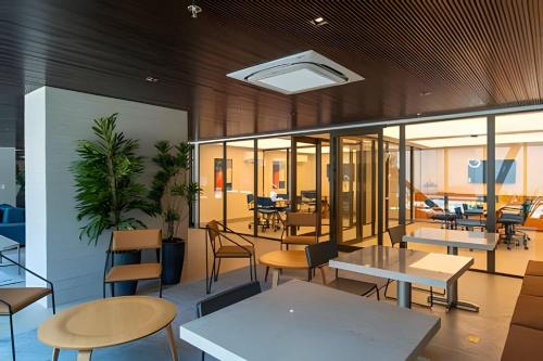 a dining room with tables and chairs and tablesktop at Studio a 500 m da Av Beira Mar BC Meireles in Fortaleza