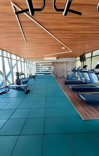 an empty gym with chairs and a wooden ceiling at Studio a 500 m da Av Beira Mar BC Meireles in Fortaleza