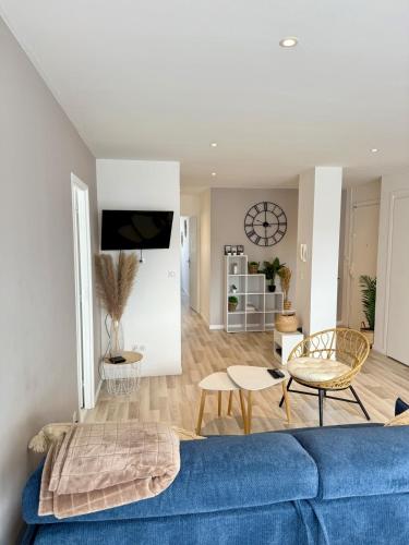 un soggiorno con un divano blu e un tavolo di Le Victoria I Balcon & garage, Plein-centre ad Aix-les-Bains