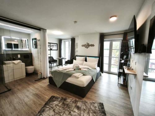 Una cama o camas en una habitación de Danube Rooms - Self Checkin - Küche