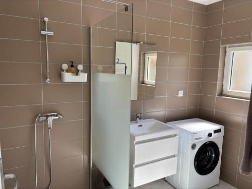un bagno con lavatrice e lavatrice di Gutenberg's Nest a Carcassonne