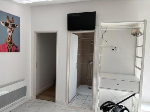 una stanza con una TV su una parete con un armadio di Gutenberg's Nest a Carcassonne