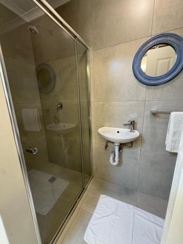 Cape TownにあるSerenity suite 6 minutes away from the beachのシャワーと洗面台付きのバスルーム
