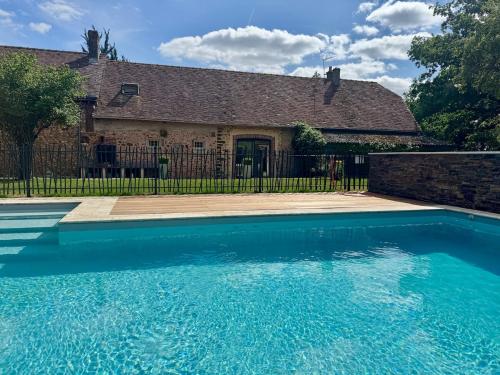 Maison Inès by hellofamily, piscine, terrain de sport, pétanque