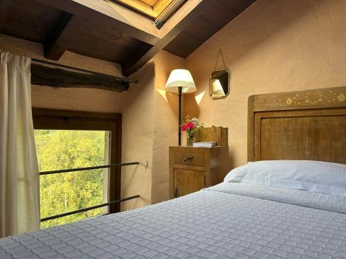 a bedroom with a large bed and a window at Agriturismo La Costa - Casa Vacanze in Perego