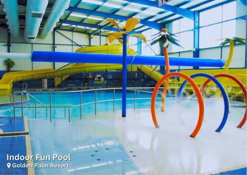 チャペル・セント・レオナルズにあるGolden palm 8 birth holiday homeの屋内スイミングプール(ウォータースライダー付)