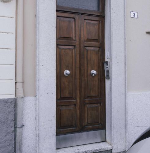 a wooden door on the side of a building at Suite San Francesco con Vista Chiesa e Canale in Mantova