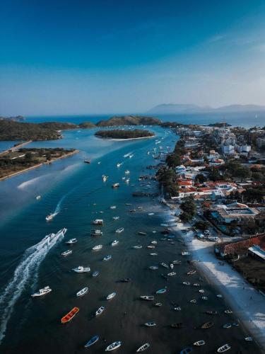 an aerial view of a beach with boats in the water at Flat moderno e exclusivo perto da Praia do Forte e Passagem in Cabo Frio