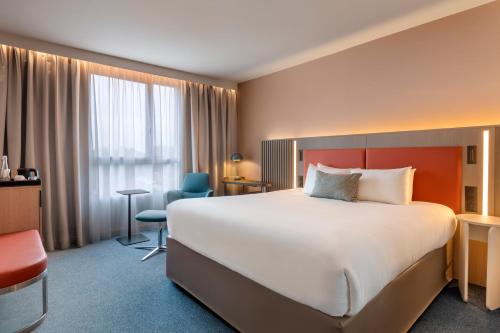 Postel nebo postele na pokoji v ubytování Courtyard by Marriott Paris Saint Denis