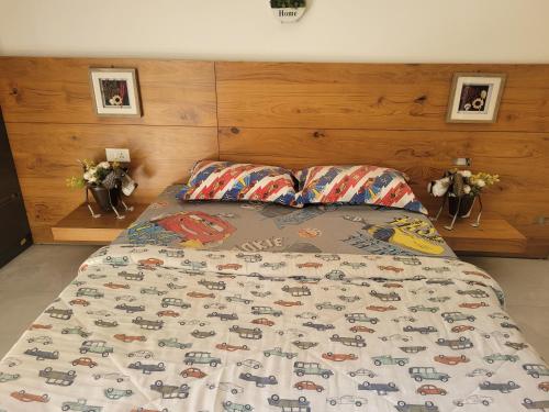 a bed with a comforter and two pillows at Sweethome in Lāndrān