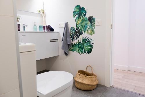 Un baño blanco con inodoro y ducha. en Your Home in Tenerife, Alojamiento ideal con wifi y parking en Güímar, en Puertito de Güímar