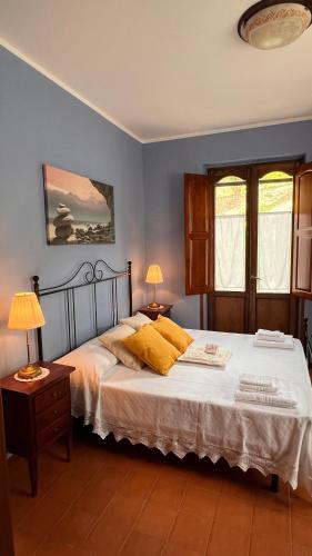 a bedroom with a bed with yellow pillows on it at I Tre Tigli - Casa di campagna in Rutino