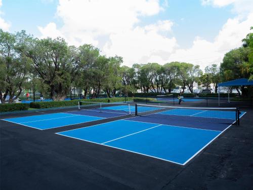 a tennis court with two people playing tennis at Logis Auberge La Diege in Capdenac-Gare
