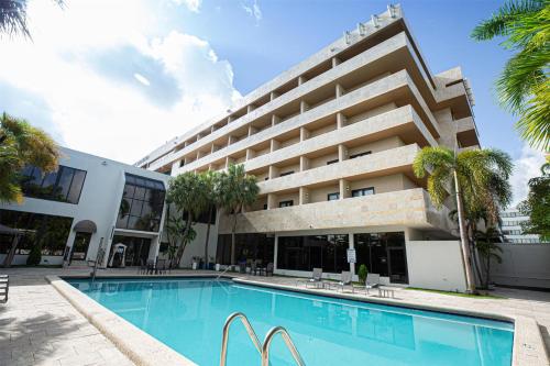a hotel with a swimming pool in front of a building at Logis Auberge La Diege in Capdenac-Gare