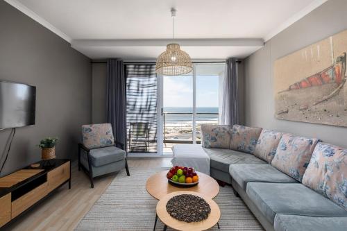 Ruang duduk di Horizon Bay 301 by CTHA