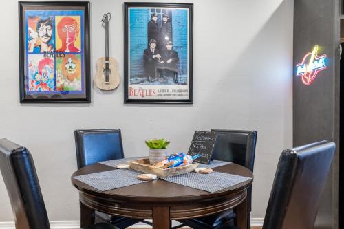 Χώρος καθιστικού στο Rock & Roll House, Fiber Internet, ROKU TV, Washer & Dryer, by DT Chickasha & Leg Lamp!
