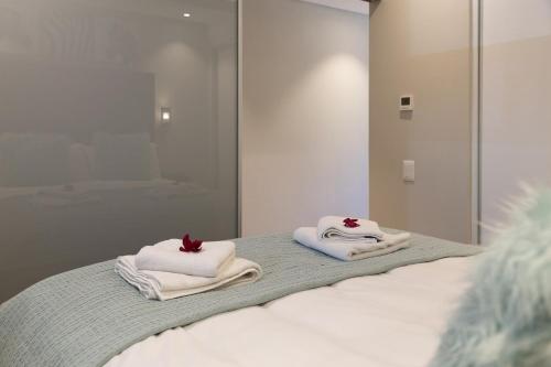 Ein Badezimmer mit Handtüchern auf einem Bett vor einem Spiegel in der Unterkunft The Docklands 509 by CTHA in Kapstadt