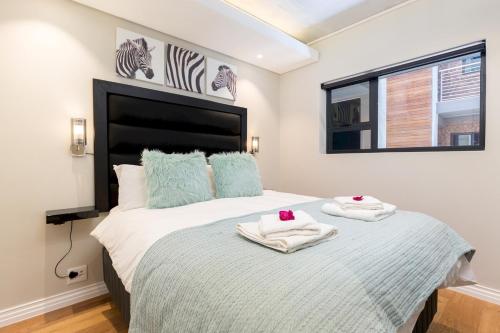 ein Schlafzimmer mit einem Bett mit Handtüchern darauf in der Unterkunft The Docklands 509 by CTHA in Kapstadt
