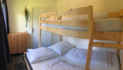 a couple of bunk beds in a room at Chalet Selesa Beekbergen in Beekbergen