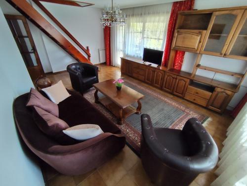 TV a/nebo společenská místnost v ubytování Mountain View ECOVILLA