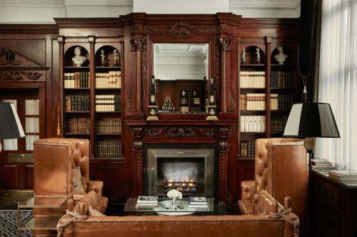 a living room with a fireplace and a fire place at 41 in London