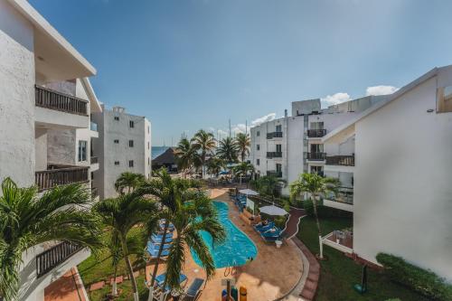 an aerial view of a resort with a swimming pool at Imperial Las Perlas in Cancún