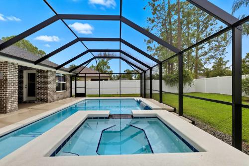 Πισίνα στο ή κοντά στο Luxury Heated Pool & Spa Fenced Yard & Beach Gear