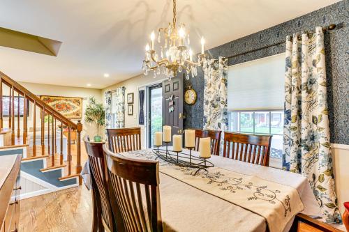 Un comedor con una mesa y una lámpara de araña. en Spacious Family Home with Deck and Yard in Littleton!, en Highlands Ranch